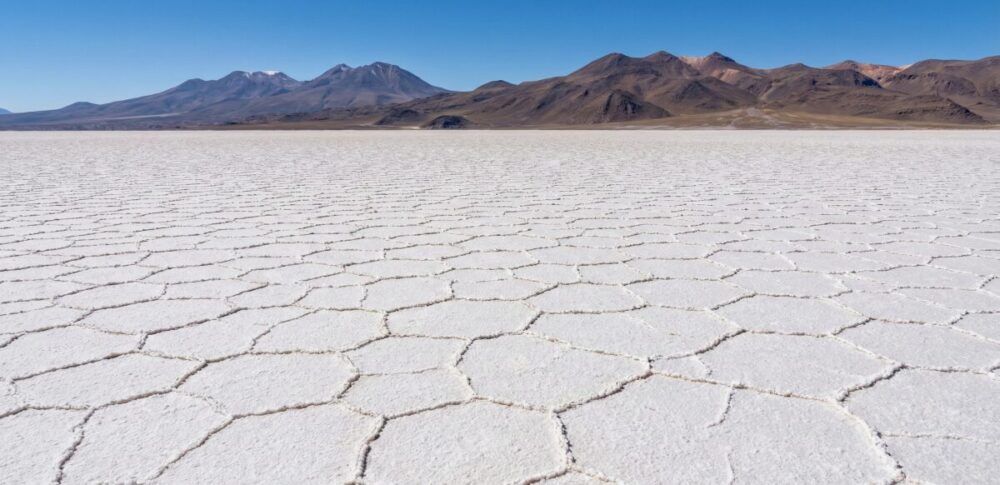 ウユニ塩湖はどこの国にある？その成り立ちや地図で見る場所を解説